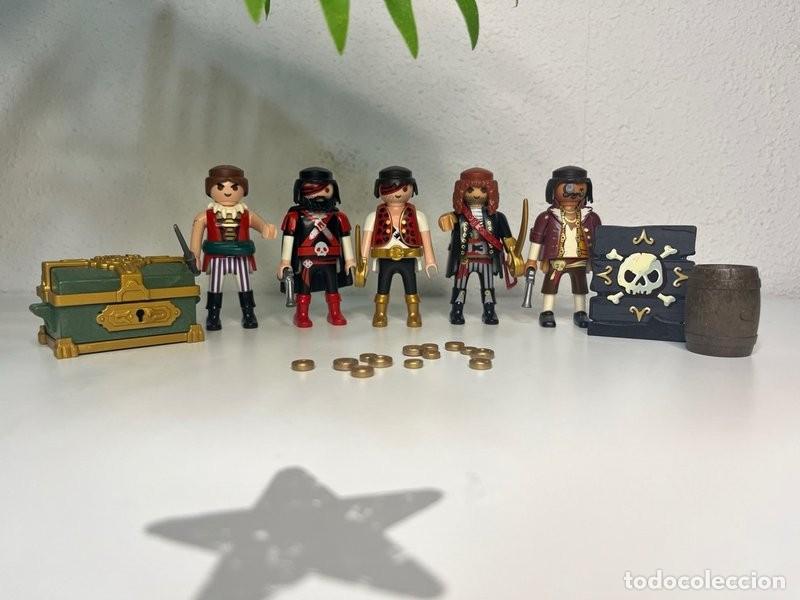 Playmobil: Playmobil 5 piratas con cofre verde, bandera pirata, barril y monedas