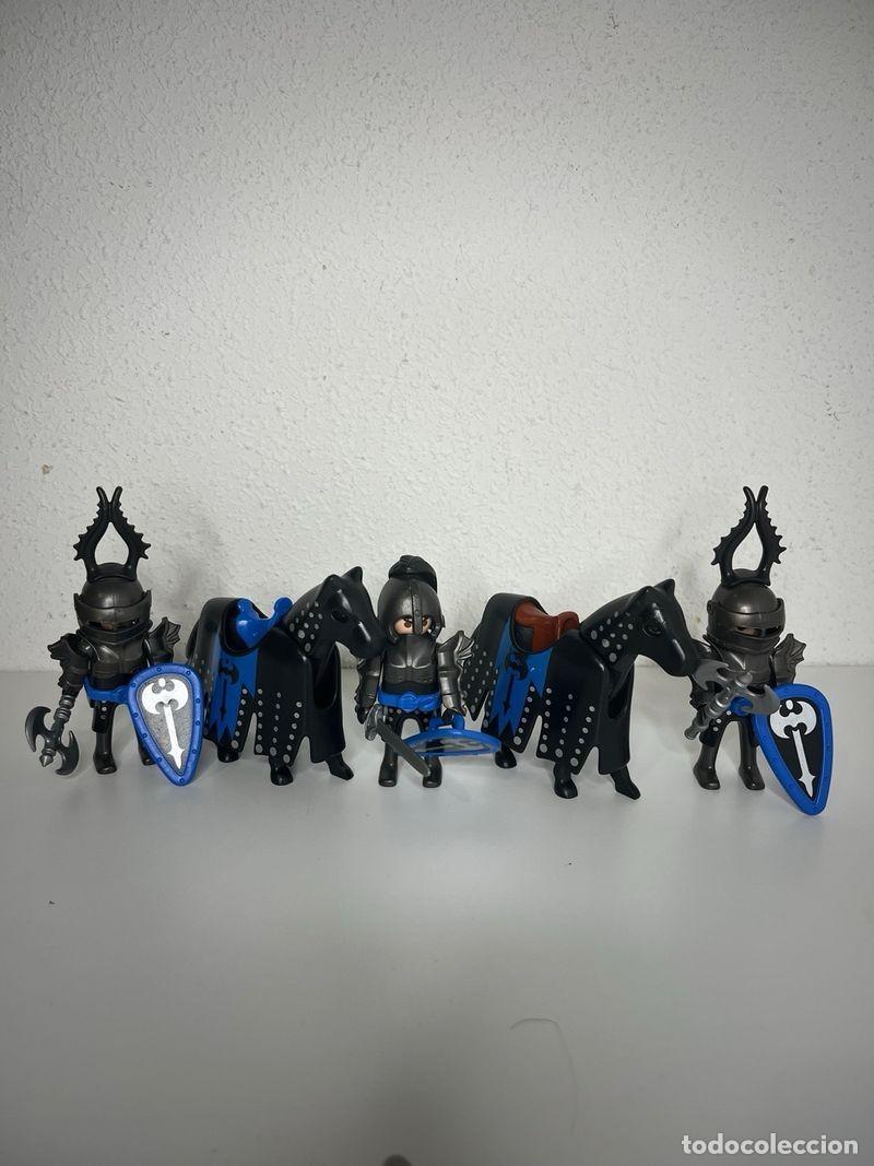 Playmobil: Playmobil 3 caballeros negros y azules con hacha, escudo y 2 caballos