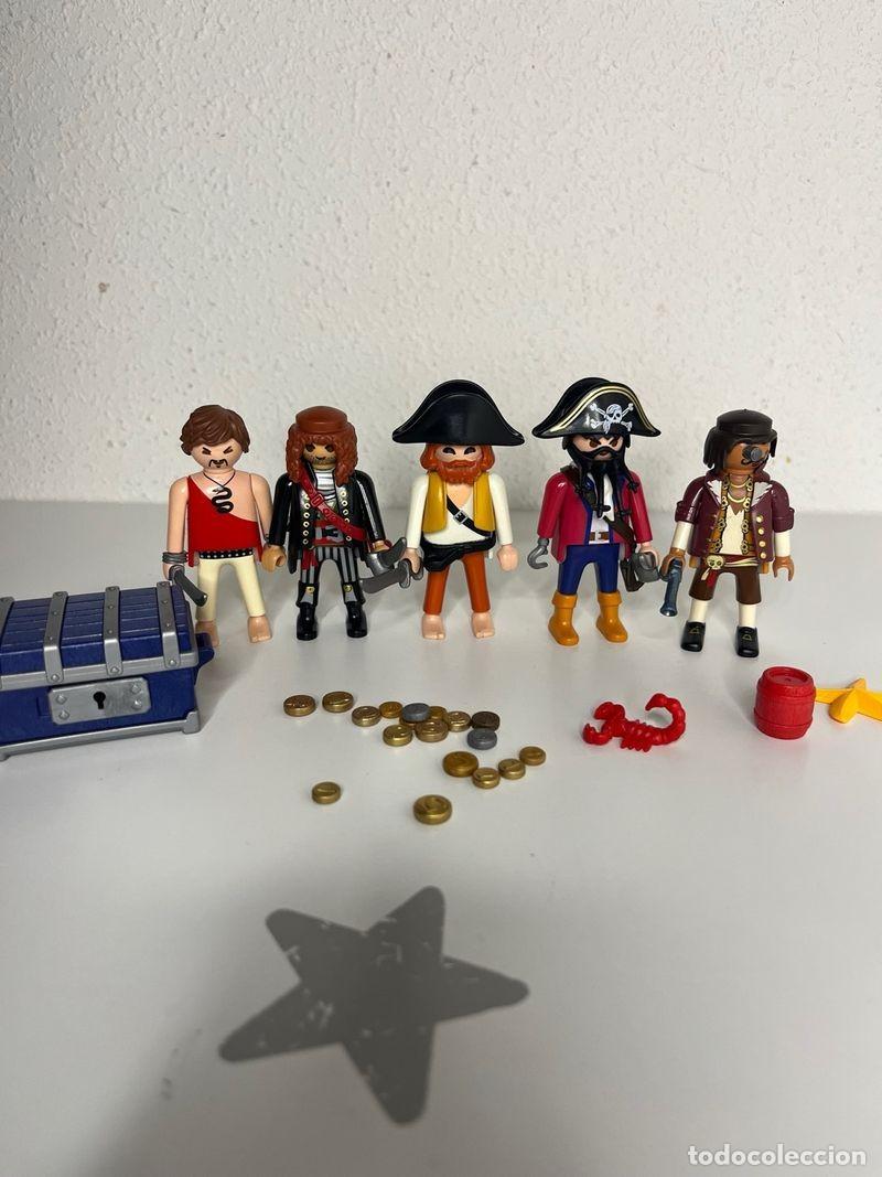 Playmobil: Playmobil 5 piratas con cofre azul, monedas, escorpi&oacute;n y barril