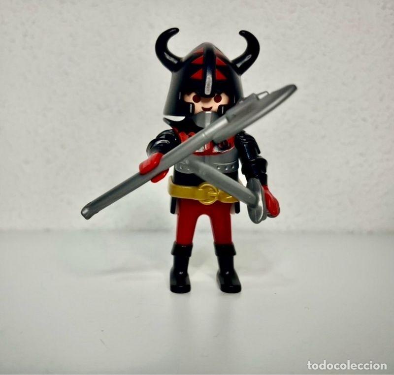 Playmobil: Playmobil guerrero drag&oacute;n con casco de cuernos, hacha y espada