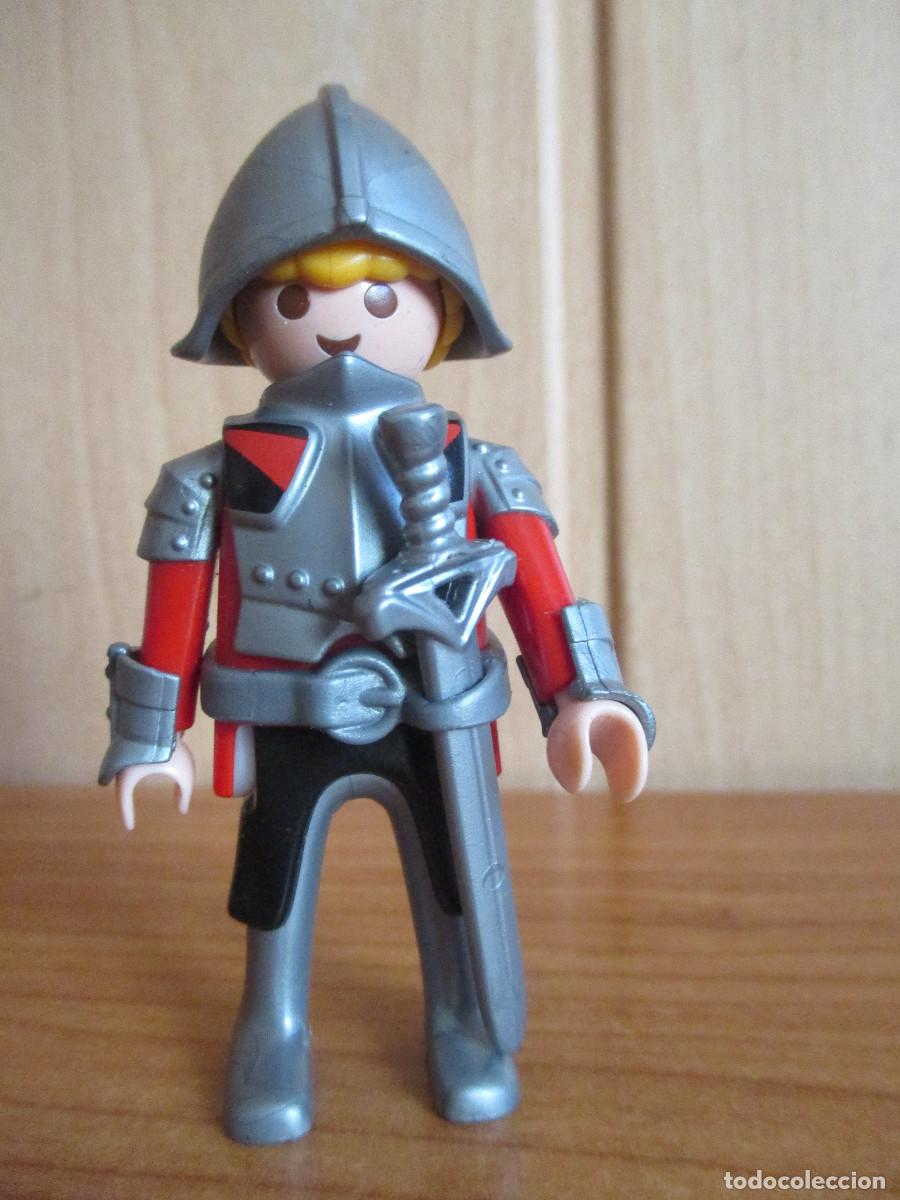 Playmobil: PLAYMOBIL : 1 FIGURA SOLDADO MEDIEVAL CON YELMO, ARMADURA, ESPADA Y MU&Ntilde;EQUERAS