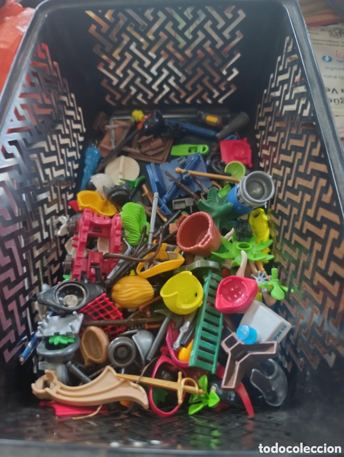 Playmobil: Lote de 210 piezas peque&ntilde;as de Playmobil.