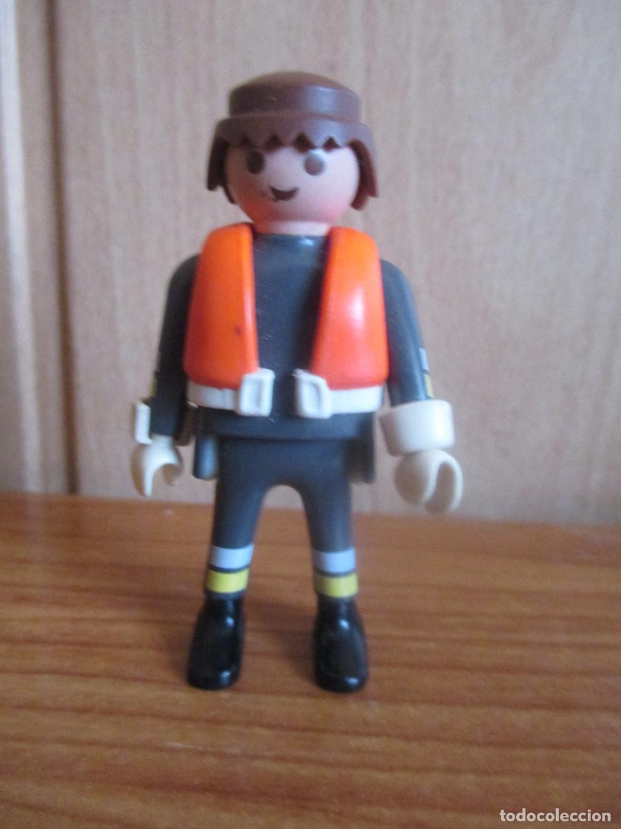 Playmobil: PLAYMOBIL : 1 FIGURA CON CHALECO , BOMBERO POLICIA O SIMILAR