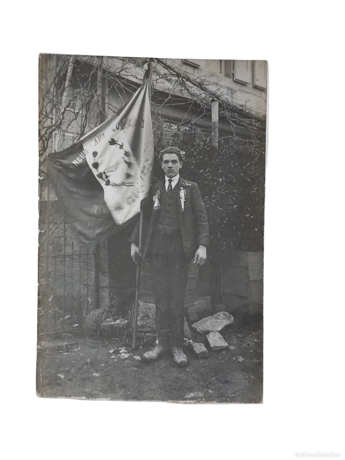 Fotografía Antigua Joven Recluta Francés Bóster Estandarte Honneur Aux Conscr...