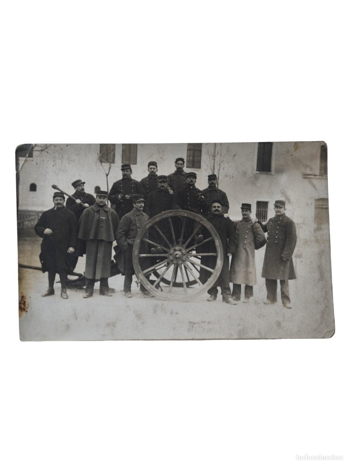 Postales: Postal Antigua Fotograf&iacute;a Artiller&iacute;a Militar Ca&ntilde;&oacute;n Rueda Muro Uniformes Quepis RPPC c. 1900-1915 14x