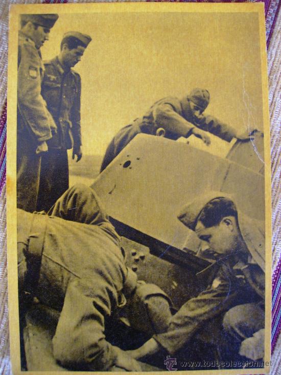 Postales: inspeccion de un tanque sovietico apresado - Foto 1