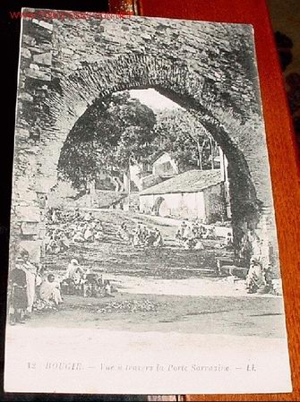 Cartes Postales: ANTIGUA POSTAL DE BOUGIE (Argelia) - VIST A TRAVES DE LA PUERTA SARRACENA - LEVY FILS