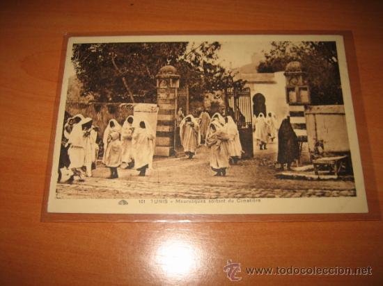 Postales: 101   TUNIS.-MAURESQUES SORTANT DU CIMETIERE - Foto 1