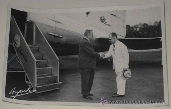 Postais: ANTIGUA FOTO POSTAL DE GUINEA ESPA&Ntilde;OLA - AUTORIDAD EN VISITA OFICIAL, HACE SU LLEGADA EN EL AEROPUER