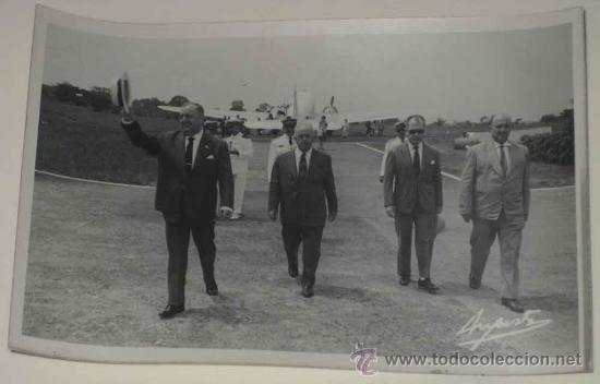 Postais: ANTIGUA FOTO POSTAL DE GUINEA ESPA&Ntilde;OLA - AUTORIDADES Y OFICIALES EN VISITA OFICIAL, HACEN SU LLEGADA
