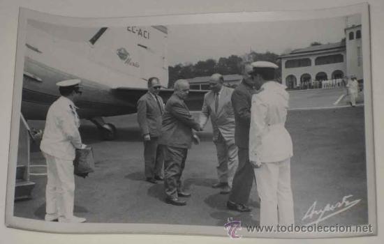 Postais: ANTIGUA FOTO POSTAL DE GUINEA ESPA&Ntilde;OLA - AUTORIDADES Y OFICIALES EN VISITA OFICIAL, HACEN SU LLEGADA