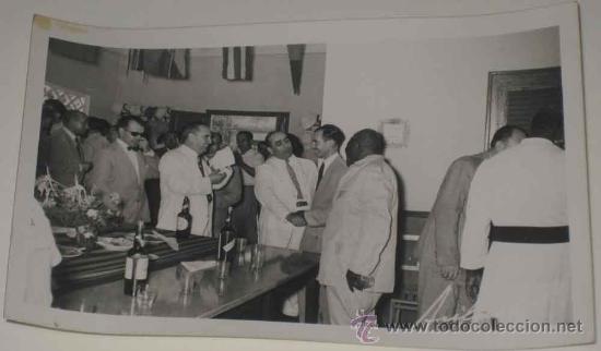 Postais: ANTIGUA FOTO POSTAL DE GUINEA ESPA&Ntilde;OLA - VISITA DE AUTORIDADES ESPA&Ntilde;OLAS, COCKTAIL DE BIENVENIDA - F