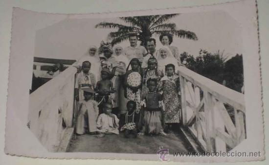 Postais: ANTIGUA FOTO POSTAL DE GUINEA ESPA&Ntilde;OLA - OFICIALES ESPA&Ntilde;OLES POSANDO CON NI&Ntilde;OS NATIVOS - NO CIRCULAD