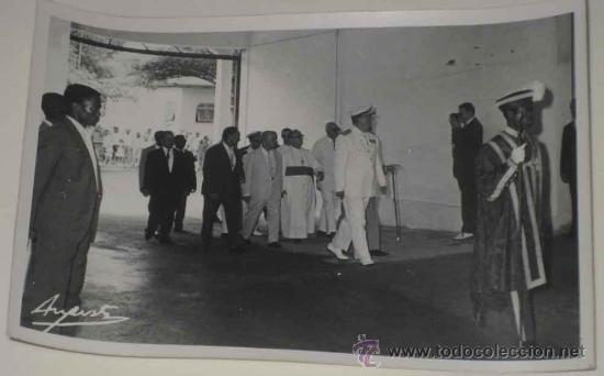 Postais: ANTIGUA FOTO POSTAL DE GUINEA ESPA&Ntilde;OLA - VISITA DE AUTORIDADES ESPA&Ntilde;OLAS - FOTO AUGUSTA - NO CIRCULA