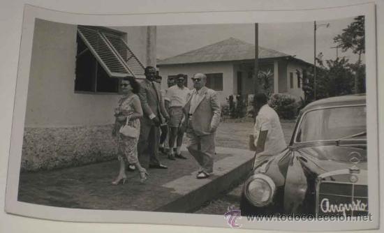Postais: ANTIGUA FOTO POSTAL DE GUINEA ESPA&Ntilde;OLA - VISITA DE AUTORIDADES ESPA&Ntilde;OLAS, LLEGADA EN COCHE - FOTO AU