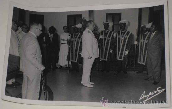Postais: ANTIGUA FOTO POSTAL DE GUINEA ESPA&Ntilde;OLA - VISITA DE AUTORIDADES ESPA&Ntilde;OLAS - FOTO AUGUSTA - NO CIRCULA