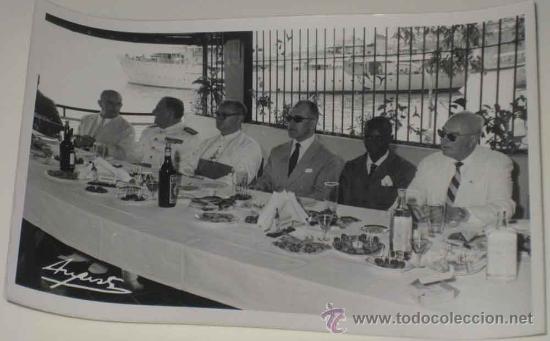 Postais: ANTIGUA FOTO POSTAL DE GUINEA ESPA&Ntilde;OLA - VISITA DE AUTORIDADES ESPA&Ntilde;OLAS, CENA OFICIAL, AL FONDO BAR