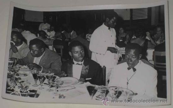 Cartes Postales: ANTIGUA FOTO POSTAL DE GUINEA ESPA&Ntilde;OLA - CENA OFICIAL - NO CIRCULADA.