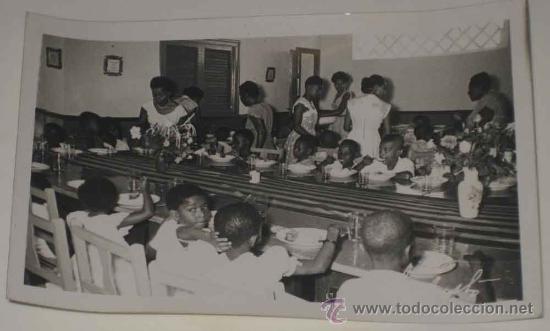 Postkarten: ANTIGUA FOTO POSTAL DE GUINEA ESPA&Ntilde;OLA - NI&Ntilde;OS EN EL COMEDOR - NO CIRCULADA.