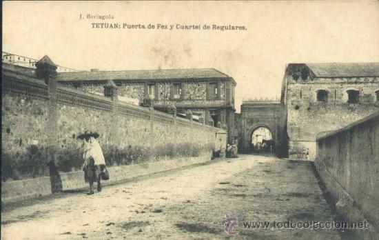 Postales: TETUAN.- PUERTA DE FEZ Y CUARTEL DE REGULARES