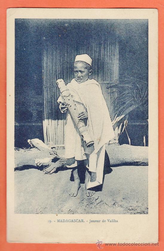 Postales: madagascar - joven tocando la valiha - instrumento musical / musica - nueva - a&ntilde;os 40
