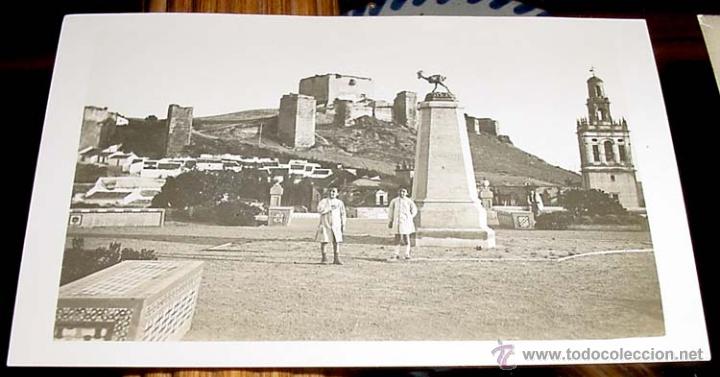 Cartoline: ANTIGUA POSTAL DE MARRUECOS - DOS NI&Ntilde;OS POSANDO JUNTO A UNA ESTATUA EN UNA LOCALIDAD DE MARRUECOS -