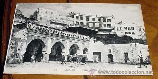 Cartes Postales: ANTIGUA POSTAL DE TANGER - PORTE DE LA DOUANE - NO CIRCULADA - DIVIDIDA - LL