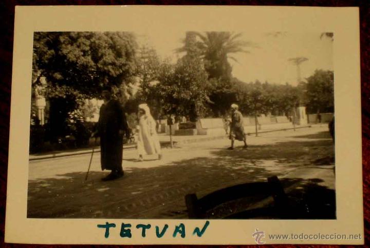 Postais: ANTIGUA FOTOGRAFIA DE TETUAN - PLAZA DE ESPA&Ntilde;A 1952 - FOTO ROS - MIDE 7 X 5 CMS.