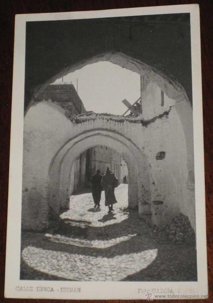 Postais: ANTIGUA FOTO POSTAL DE UNA CALLE TIPICA DE TETUAN - FOTO GARCIA CORTES - CIRCULADA.