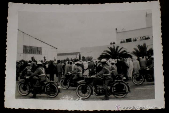 Postais: ANTIGUA FOTOGRAFIA DEL AEROPUERTO DE SANIA RAMEL - TETUAN - GUARDIA MOTORIZADA A LA LLEGADA DEL SULT