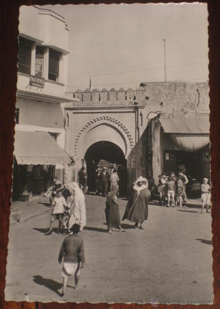 Postales: ANTIGUA FOTO DE TANGER - MARRUECOS - LA PORTE DU MARCHE - NO CIRCULADA - ESCRITA - ED. GLATIGNY.