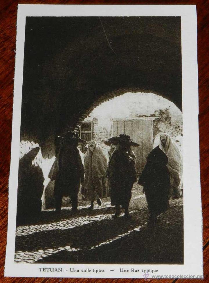 Cartoline: ANTIGUA POSTAL DE TETUAN - UNA CALLE TIPICA - MARRUECOS - NO CIRCULADA.