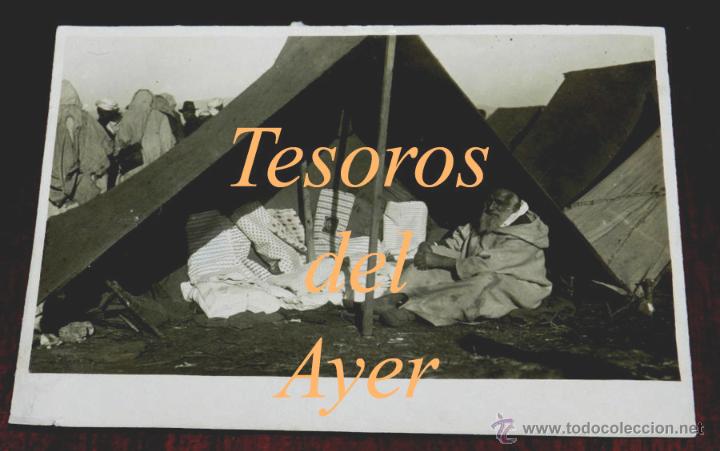 Cartes Postales: ANTIGUA FOTOGRAFIA DE VENDEDOR DE TELAS,  MARRUECOS, A&Ntilde;OS 20, ZONA DE MELILLA, NO CIRCULADA, TAMA&Ntilde;O