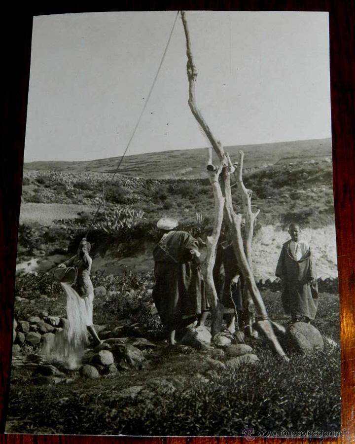 Cartes Postales: ANTIGUA FOTOGRAFIA DE POZO DE AGUA, MARRUECOS, A&Ntilde;OS 20, ZONA DE MELILLA, NO CIRCULADA, TAMA&Ntilde;O POSTAL