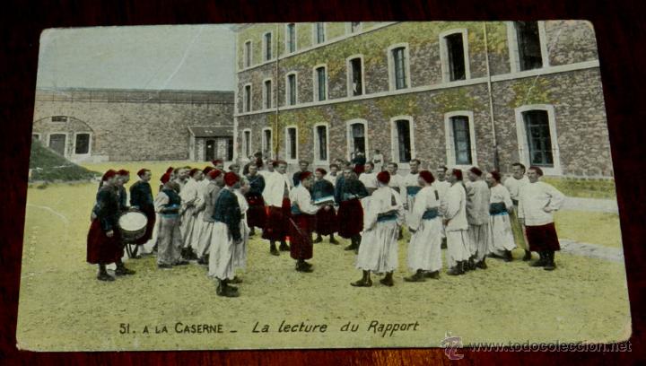 Cartes Postales: ANTIGUA POSTAL LA CASERNE, LA LECTURE DU RAPPORT, N. 51, NO CIRCULADA, ESCRITA.