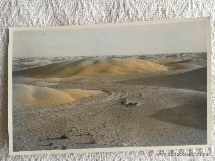 Postkarten: POSTAL DEL SAHARA ESPA&Ntilde;OL. LA PISTA A TRAVES DE LA CADENA DE DUNAS... A&Ntilde;OS 70
