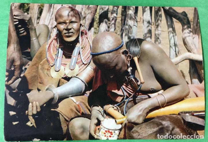 Postcards: Postal etnica - Tanzania - Masai vertiendo agua de calabaza - A&ntilde;os 70