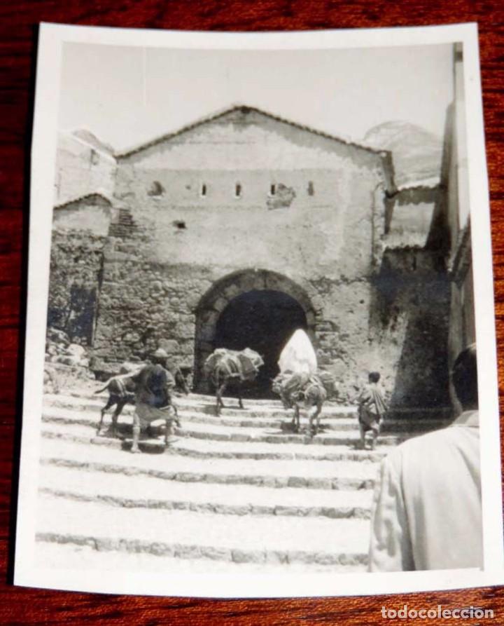 Postcards: Fotografia de Xauen, Marruecos, entrada  la Alcazaba, a&ntilde;o 1955, mide 9 x 6 cms. Escrita por el rever