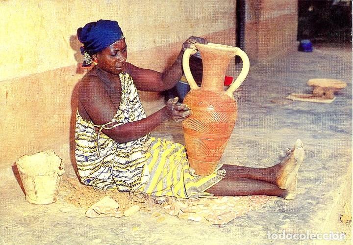 Postales: MUJER CON JARRA DE CERAMICA - Foto 1