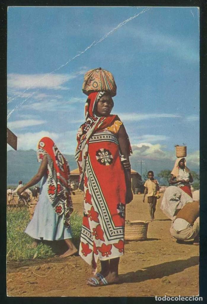 Postais: Sud&aacute;frica. Cape Town. *Va a empezar el mercado...* Circulada.