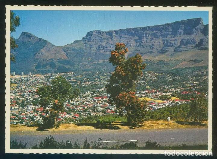 Postais: Sud&aacute;frica. Cape Town. *Looking across the city to Table Mountain...* Nueva.