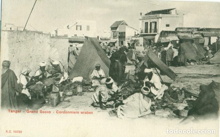 Cartes Postales: MARRUECOS TANGER. GRUPO DE ZAPATEROS &Aacute;RABES. HACIA 1900.