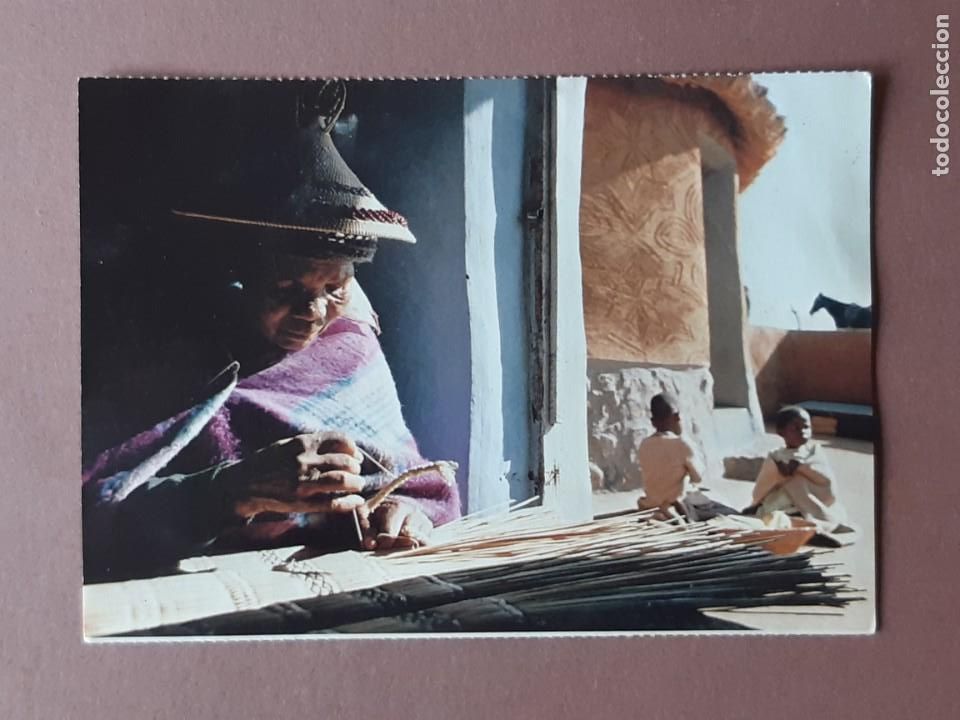 Postcards: POSTAL LESOTHO COOP. HANDYCRAFTS. MOSOTHO WOMAN WEAVING GRASS SLEEPING MATS. SIN CIRCULAR.