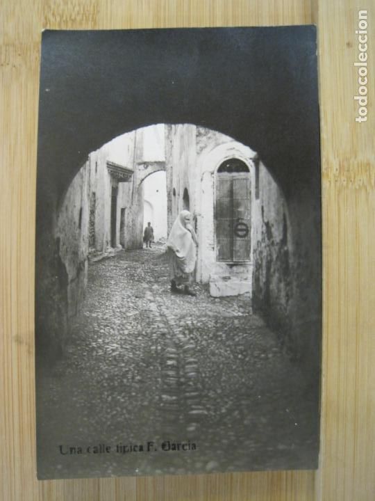 Postais: TETUAN-UNA CALLE TIPICA-FOTOGRAFICA-POSTAL ANTIGUA-(99.628)