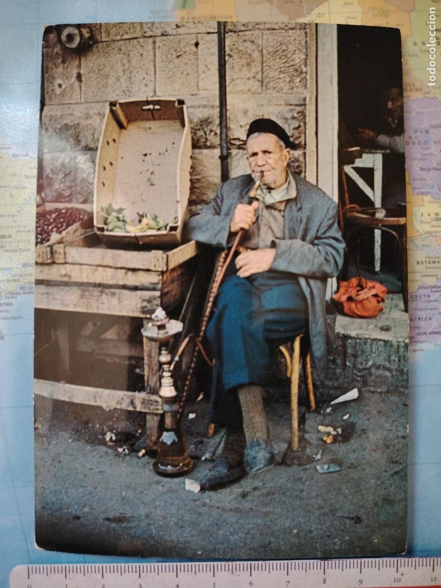 Postales: Postal Se&ntilde;or mayor fumando pipa de agua - Israel