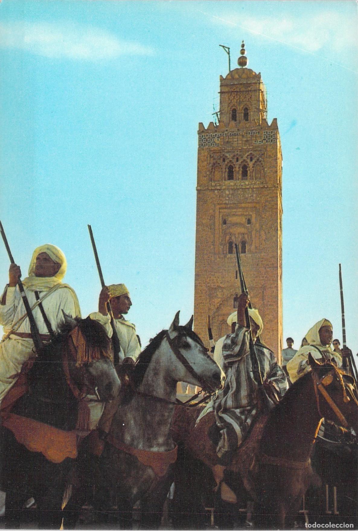 Postales: Postal de Marrakech: Jinetes frente a la Mezquita Koutoubia