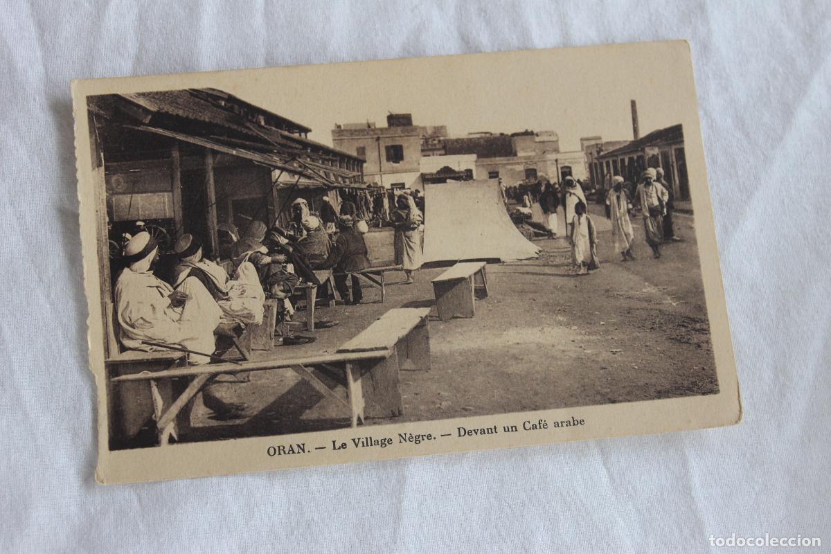 Postales: POSTAL ORAN LE VILLAGE NEGRE DEVANT UN CAFE ARABE