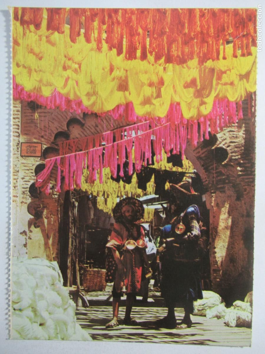 Postales: Marruecos / Maroc - Marrakech - Porteurs d'eau dans une rue de teinturiers - S/C