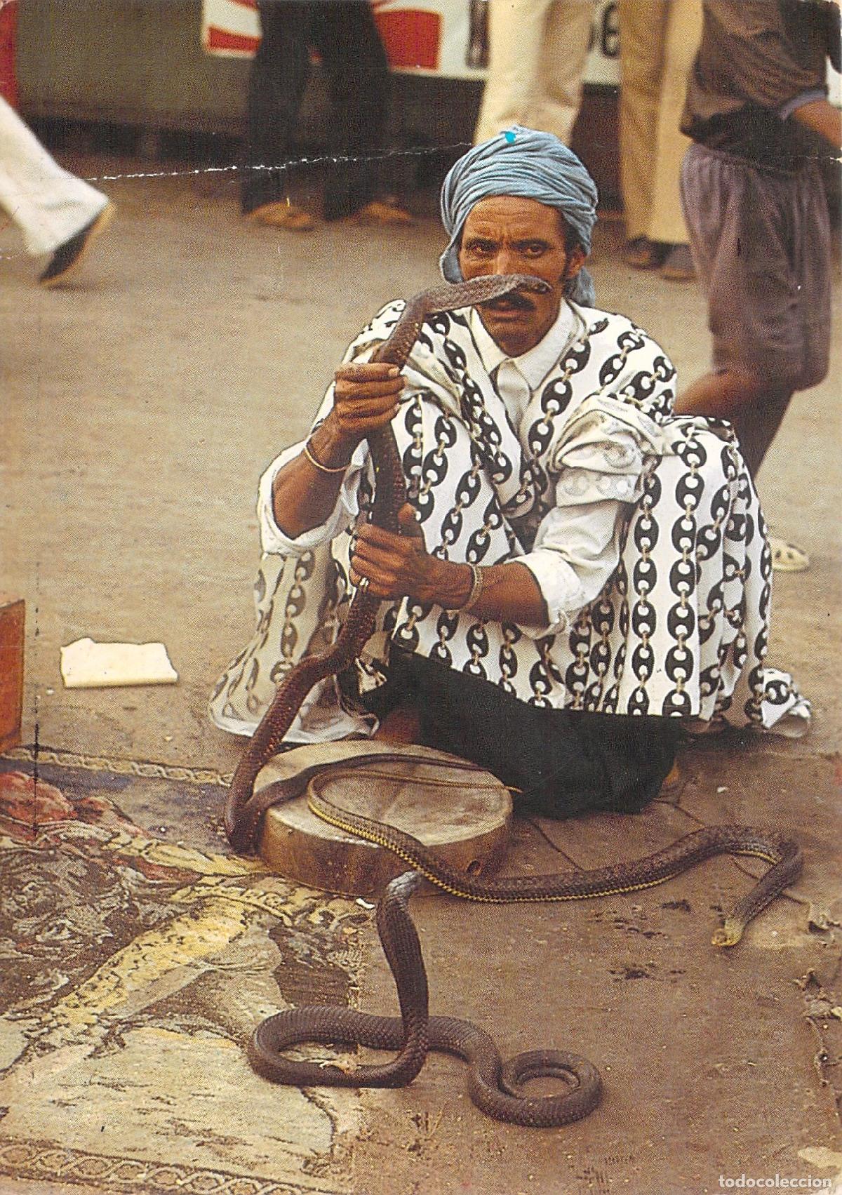 Postales: Postal de Encantador de Serpientes en Marrakech, Marruecos