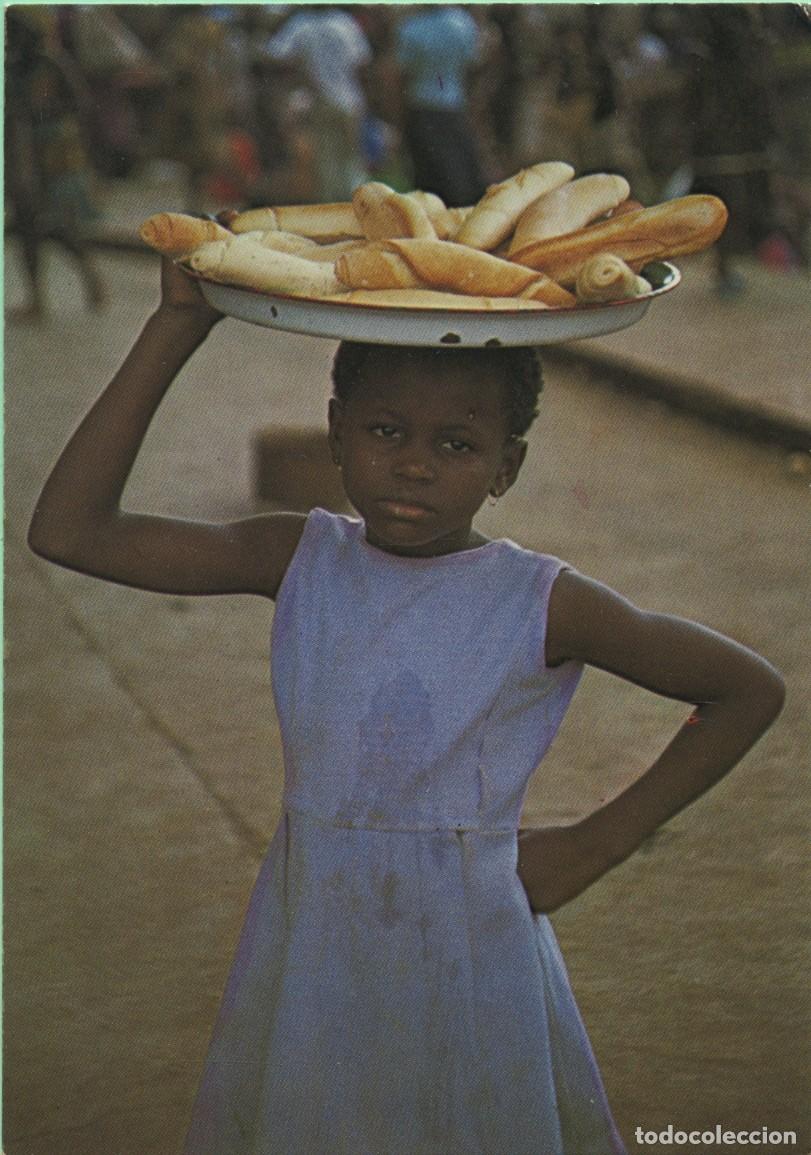 Postales: GUINEA ECUATORIAL. Vendiendo pan en MALABO. Sin circular. ED. GRUPO DE AYUDA A LAS REALISACIONES
